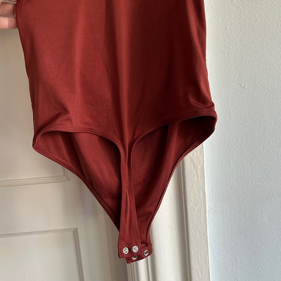 Express Body Contour Bodysuit in Rich Rust - Picture 5 of 8